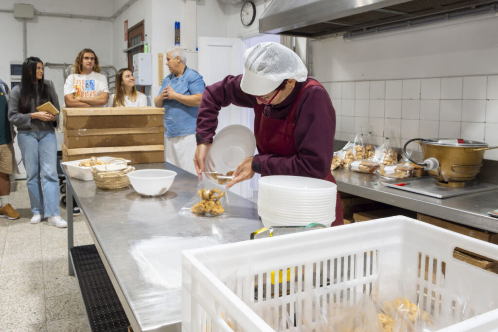 Foto del proceso de elaboración artesanal de rosquetes en el Dulcería Isora 